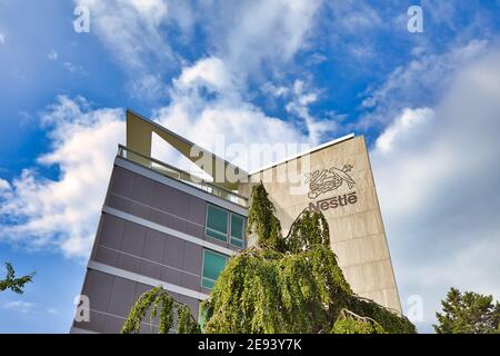 Vevey, Schweiz - 14. August 2020: Nestle Headquarter Building Office and Logo. Nestle ist weltweit das größte multinationale Unternehmen im Lebensmittelsektor Stockfoto