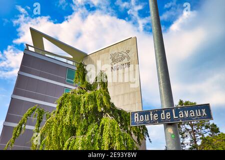 Vevey, Schweiz - 14. August 2020: Nestle Hauptsitz und Logo in Route de Lavaux. Nestle ist das größte multinationale Unternehmen im Lebensmittelsektor in der Stockfoto