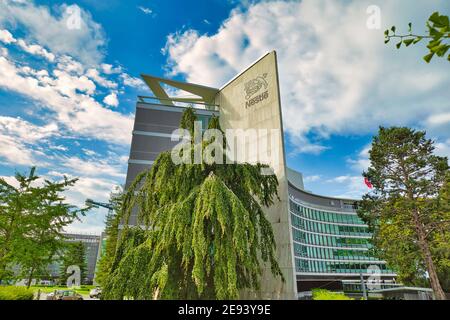 Vevey, Schweiz - 14. August 2020: Nestle Hauptsitz Bürogebäude mit Logo im Kanton Waadt, Schweiz. Nestle ist das größte multinationale Unternehmen in Stockfoto