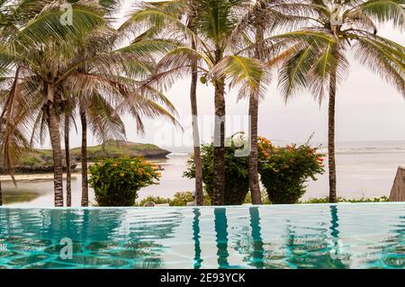 Swimmingpool mit Blick auf den Indischen Ozean am Watamu Beach in Kenia Stockfoto