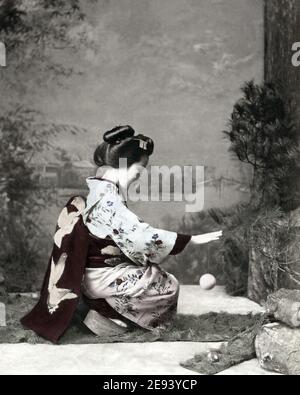 Foto aus dem späten 19. Jahrhundert - Geisha spielt Ball, Japan Stockfoto