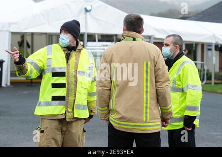 Ludlow, Shropshire, Großbritannien - Dienstag, 2nd. Februar 2021 - Mitglieder des Shropshire Fire and Rescue Service helfen dem Personal und organisieren ein neues Covid 19 Impfzentrum auf der Rennbahn Ludlow. Dieses neue Zentrum wird Abdeckung für die Shropshire, Telford & Wrekin Bereich bieten. Foto Steven May / Alamy Live News Stockfoto