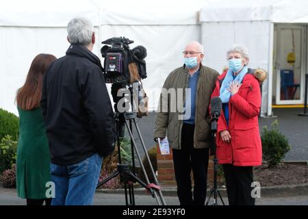 Ludlow, Shropshire, Großbritannien - Dienstag, 2. Februar 2021 - Interview mit Mr & Mrs Bytheway von Craven Arms (beide in ihren siebziger Jahren) nach Erhalt der ersten Impfungen in dem von Shropshire, Telford & Wrekin Behörden eröffneten Zentrum. Bisher wurde in diesem Bereich im Vergleich zu anderen Regionen eine relativ geringe Anzahl von Impfstoffen verabreicht. Foto Steven May / Alamy Live News Stockfoto