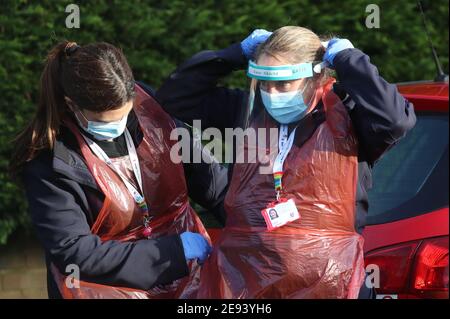 Mitglieder des Kent Fire and Rescue Service bereiten sich auf die Lieferung von Coronavirus Testkits in Maidstone, Kent, Bei einem Testblitz von 80,000 Menschen in England, das darauf abzielt, "jeden einzelnen Fall" der südafrikanischen Coronavirus-Variante zu finden, um die Ausbreitung des ansteckenden Stammes zu stoppen. Bilddatum: Dienstag, 2. Februar 2021. Stockfoto