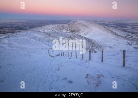 Schneebedeckte winterliche Landschaft Blick auf den Pentland Hills Regional Park von oben Allermuir Hill bei Sonnenuntergang in der Nähe von Edinburgh, Schottland. Stockfoto