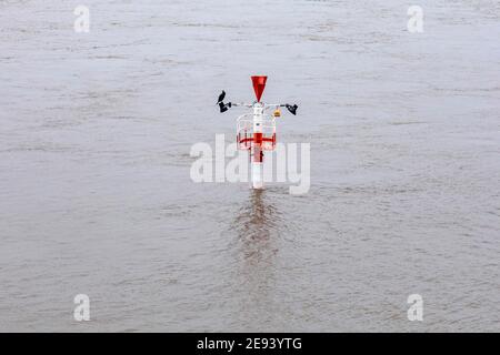 Hochwasser auf dem Rhein in Düsseldorf - Schifffahrtsschild an Der Hafeneingang Stockfoto