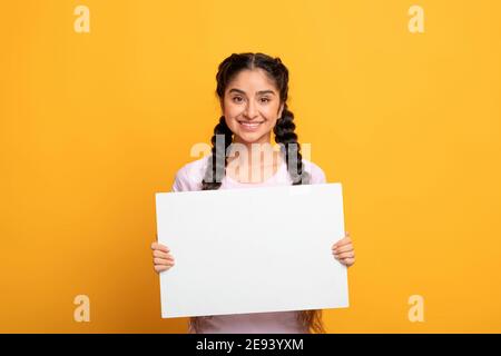 Indische Frau hält leere weiße Werbetafel Stockfoto