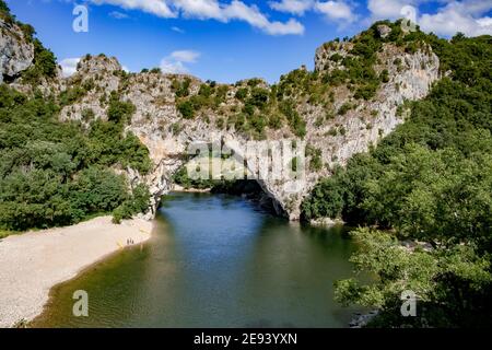 Die berühmte natürliche Brücke von Pont d'Arc in Ardeche Departement in Frankreich Ardeche. Europa Rhone Alpes Stockfoto