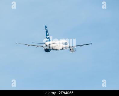 Otopeni, Rumänien - 01.23.2021 - Tarom Airbus A318-111 (YR-ASA) Flugzeug fliegt gegen blauen Himmel. Stockfoto