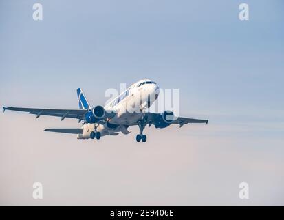 Otopeni, Rumänien - 01.23.2021 - EIN Flugzeug des Typs Tarom Airbus A318-111 (YR-ASA) hebt vom internationalen Flughafen Henri Coanda ab. Stockfoto
