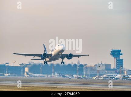 Otopeni, Rumänien - 01.23.2021 - EIN Flugzeug des Typs Tarom Airbus A318-111 (YR-ASA) hebt vom internationalen Flughafen Henri Coanda ab. Stockfoto