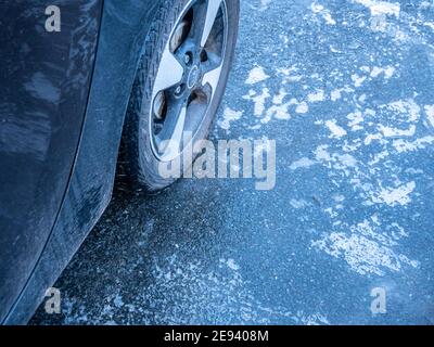 Eisige Straßenoberfläche im Winter schwarzes Eis, schwarzes Eis Stockfoto