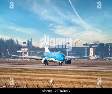 Otopeni, Rumänien - 01,23.2021: Ein Flugzeug der KLM Royal Dutch Airlines Boeing 737-7K2 (PH-BGP) auf der Start- und Landebahn des Henri Coanda International Airport Stockfoto