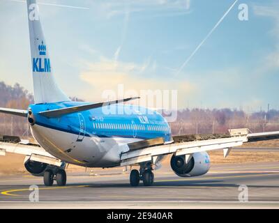 Otopeni, Rumänien - 01,23.2021: Ein Flugzeug der KLM Royal Dutch Airlines Boeing 737-7K2 (PH-BGP) auf der Start- und Landebahn des Henri Coanda International Airport Stockfoto