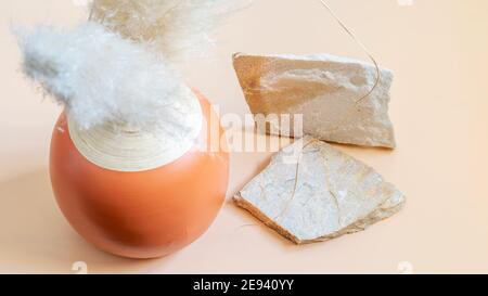 Trendige Mockup Schablone mit Pampas Gras in Runde Vase und Naturstein Podium für die Anzeige Ihres Textes oder Logo darauf, Draufsicht. Neutral beige Rückseite Stockfoto
