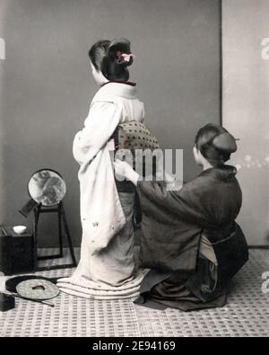 Foto aus dem späten 19. Jahrhundert - Fixing Obi Sash, Geisha, Japan. Stockfoto