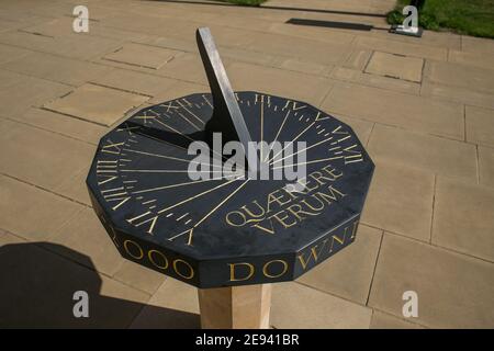 Sonnenuhr im Downing College in Cambridge, England, Großbritannien. Stockfoto