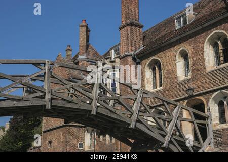 Mathematical Bridge, eine hölzerne Fußgängerbrücke innerhalb der University of Cambridge, England, Großbritannien. Stockfoto