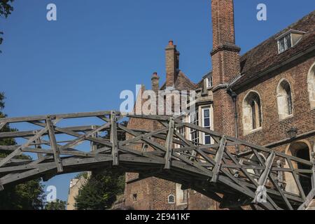 Mathematical Bridge, eine hölzerne Fußgängerbrücke innerhalb der University of Cambridge, England, Großbritannien. Stockfoto