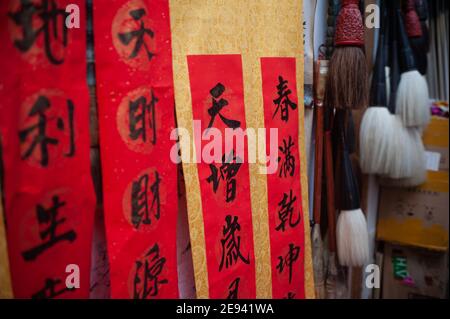 29.01.2021, Singapur, Republik Singapur, Asien - in Chinatown sind Banner mit Kalligraphie und chinesischer Schrift sowie Tintenpinsel zu sehen. Stockfoto