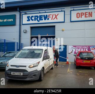 Eine Niederlassung von Screwfix in einem Industriegebiet. Ein Händler für Tools und Hardware mit physischen Geschäften, aber hauptsächlich online. Stockfoto