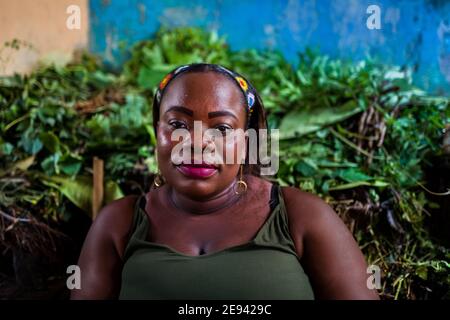 Ein afro-kolumbianischer Verkäufer verkauft Heilkräuter auf einem Straßenmarkt am Fluss Atrato in Quibdó, Chocó, der pazifischen Region Kolumbiens. Stockfoto