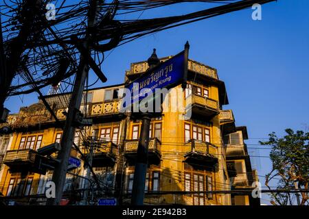 Charoen Krung Straßenschild, eine Hauptverkehrsader durch die Chinatown Gegend von Bangkok, Thailand Stockfoto