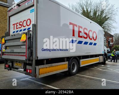 Ein Tesco PLC-Distributionswagen, der eine Lieferung an eine Niederlassung von Tesco Express macht. Stockfoto