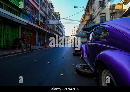 Ein alter lila VW Käfer ist auf einer Straße in der Chinatown Gegend von Bangkok, Thailand geparkt Stockfoto