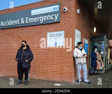 Außenansicht und Beschilderung der Unfall- und Notaufnahme des North Middlesex University Hospital. Stockfoto