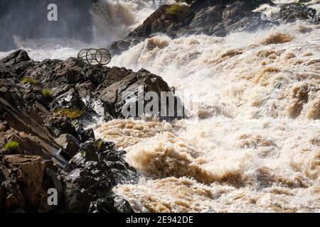 Mekong River, Laos. Fischfalle auf den Felsen umgeben von den schlammigen Mekong Stromschnellen. Stockfoto