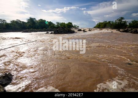 Mekong River, Laos. Bambusfischrute im Mekong-Fluss, Angeln in den schlammigen Whirlpools. Stockfoto