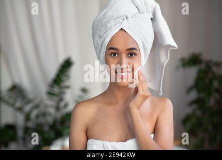 Hautpflege mit Kosmetik, Dermatologie, Make-up-Entfernung Stockfoto