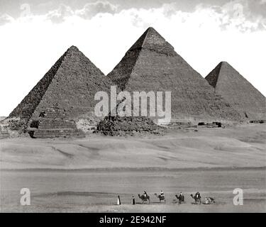 Foto des späten 19. Jahrhunderts - Pyramiden, Gizeh, bei Kairo, Ägypten, Kamele im Vordergrund. Stockfoto