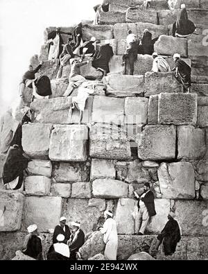 Foto des späten 19. Jahrhunderts - Touristen klettern eine Pyramide, Ägypten Stockfoto