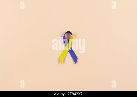 Das blaue und gelbe Band für den World Down Syndrome Day Stockfoto