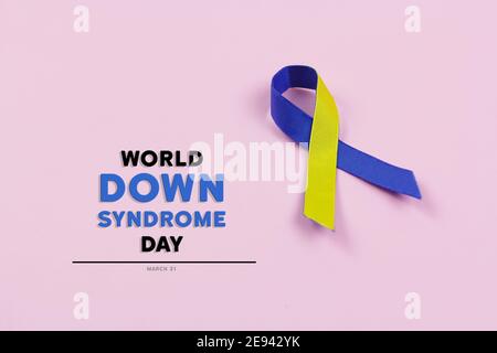 Das blaue und gelbe Band für den World Down Syndrome Day Stockfoto