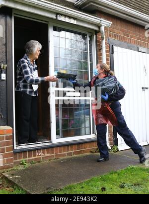 Mitglieder des Kent Fire and Rescue Service liefern Coronavirus Testkits in Maidstone, Kent, während eines Testblatz von 80,000 Menschen in England, das versucht, "jeden einzelnen Fall" der südafrikanischen Coronavirus-Variante zu finden, um die Ausbreitung des ansteckenden Stammes zu stoppen. Bilddatum: Dienstag, 2. Februar 2021. Stockfoto