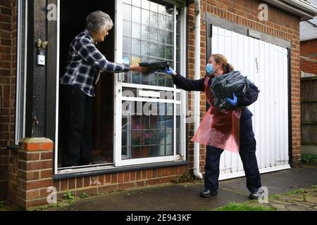 Mitglieder des Kent Fire and Rescue Service liefern Coronavirus Testkits in Maidstone, Kent, während eines Testblatz von 80,000 Menschen in England, das versucht, "jeden einzelnen Fall" der südafrikanischen Coronavirus-Variante zu finden, um die Ausbreitung des ansteckenden Stammes zu stoppen. Bilddatum: Dienstag, 2. Februar 2021. Stockfoto