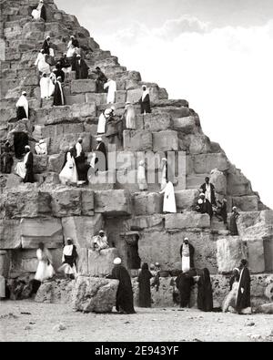 Foto des späten 19. Jahrhunderts - Klettern in der Großen Pyramide, Ägypten Stockfoto