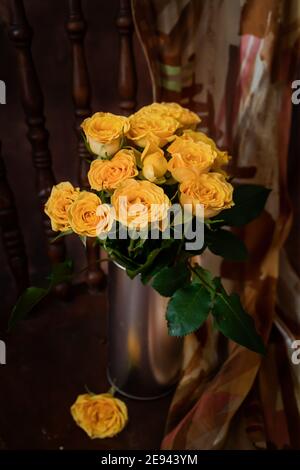 Bouquet von kleinen gelben Rosen. Stockfoto