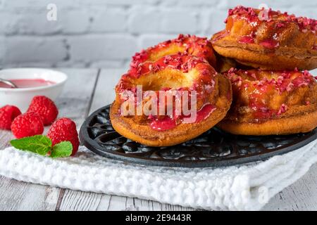 Mini Vanille Pfund Kuchen mit Himbeer-Vereisung Stockfoto