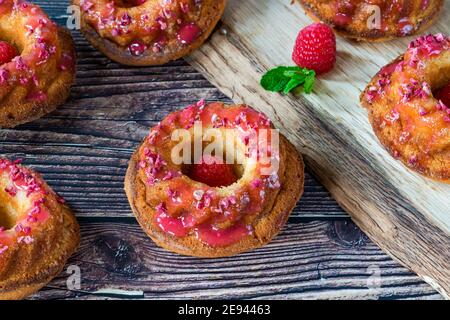 Mini Vanille Pfund Kuchen mit Himbeer-Vereisung Stockfoto