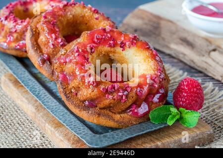 Mini Vanille Pfund Kuchen mit Himbeer-Vereisung Stockfoto