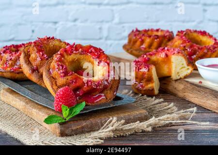 Mini Vanille Pfund Kuchen mit Himbeer-Vereisung Stockfoto