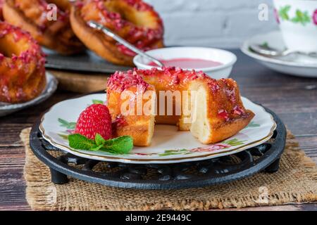 Mini Vanille Pfund Kuchen mit Himbeer-Vereisung Stockfoto