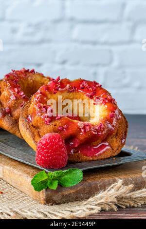 Mini Vanille Pfund Kuchen mit Himbeer-Vereisung Stockfoto