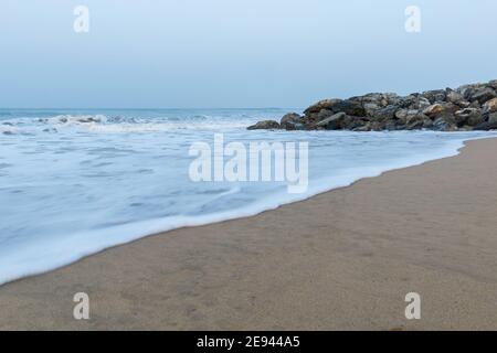 Panorama-Landschaft Blick auf seidige und schäumende Meereswellen des Arabischen Meeres, Swashing auf felsigen und sandigen Gokarna Main Beach oder Gokarna Middle Beach gelegen Stockfoto