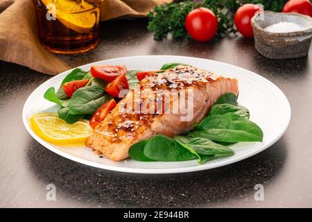 Gebackenen oder gebratenen Lachs und Salat, Paleo, Keto, fodmap, DASH Diät. Mediterrane Küche mit gedünstetem Fisch Stockfoto