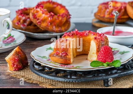 Mini Vanille Pfund Kuchen mit Himbeer-Vereisung Stockfoto